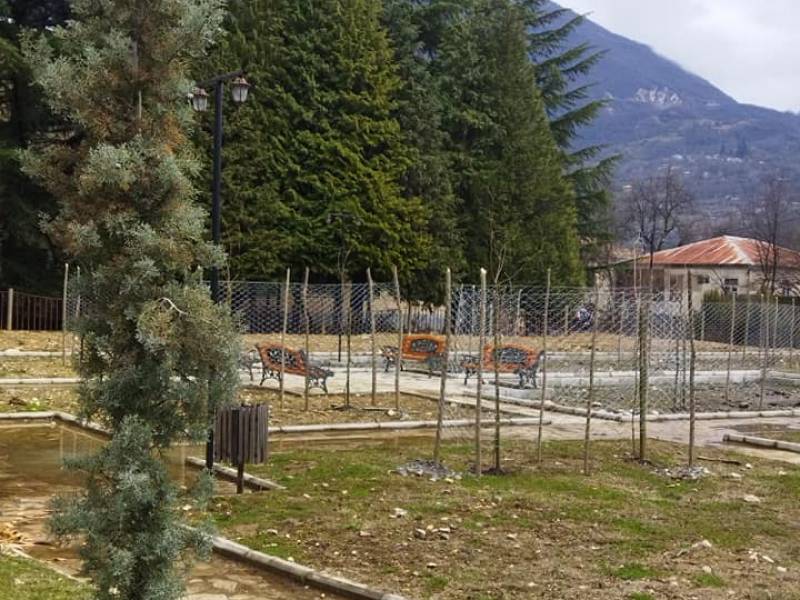 ქალაქ ცაგერში მიმდინარეობს ტურიზმის საინფორმაციო ცენტრის ეზოს კეთილმოწყობის და...